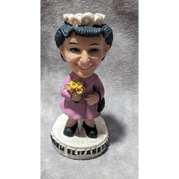 Queen Elizabeth II Mini Figure - Picture 13 of 16